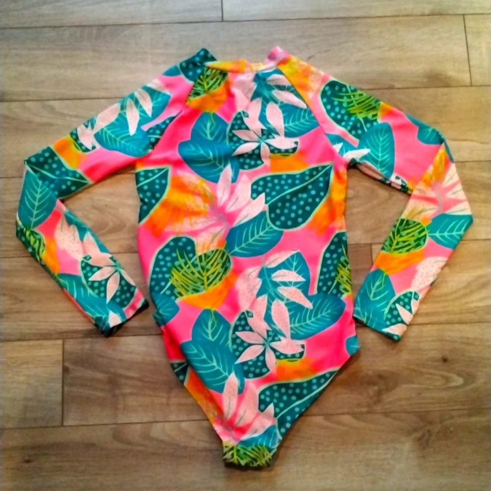 A neon swimsuit - Picture 2 of 4